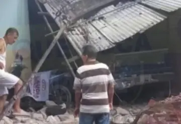 Camión se queda sin frenos y se estrella con casa en Chiapas
