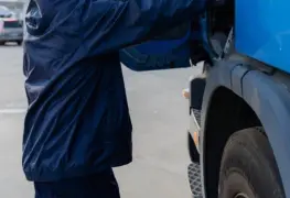 Mujer intenta detener camión que presuntamente atropelló a su perro en Zapopan