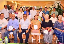 Enrique Gonz&aacute;lez Pedrero y su esposa, la escritora y poeta Julieta Campos de la Torre, fueron homenajedos en el Foro Cultural Viva