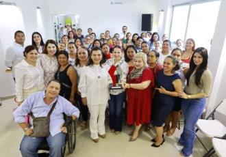 Entrega Aura Medina Cano hornos a egresadas del programa Mujeres al Centro