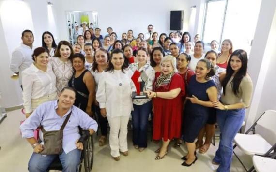 Entrega Aura Medina Cano hornos a egresadas del programa Mujeres al Centro