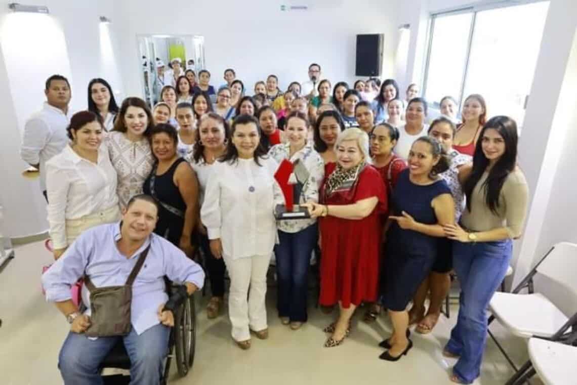 Entrega Aura Medina Cano hornos a egresadas del programa Mujeres al Centro