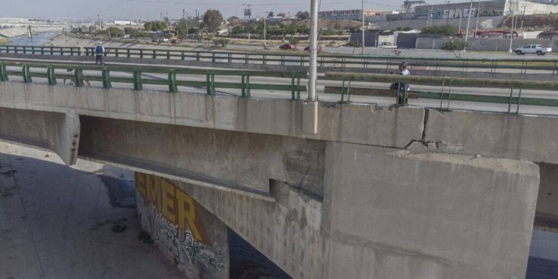 Colapsa puente vehicular en San Pedro Garza sin dejar lesionados