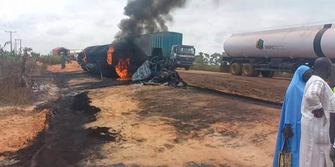 Luto en Nigeria: 59 fallecidos tras explosión de camión cisterna; chocó con autobús de pasajeros