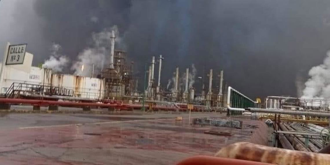 Incendio en la refinería Antonio Dovalí Jaime en Salina Cruz, Oaxaca