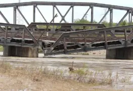 Puente colapsa en Vietnam y devora un camión, mientras un motociclista se salva de milagro