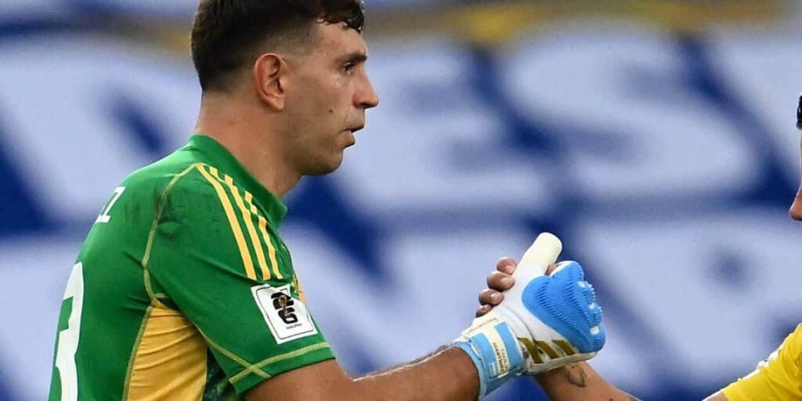 Argentina pierde ante Colombia y "Dibu" Martínez hace berrinche y golpea cámara