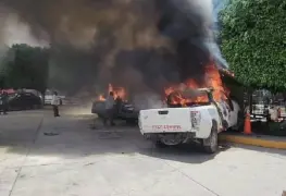 Normalistas de Ayotzinapa vandalizan Congreso de Guerrero y destruyen autos
