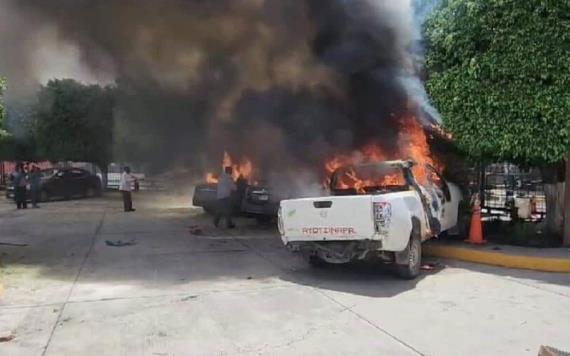 Normalistas de Ayotzinapa vandalizan Congreso de Guerrero y destruyen autos