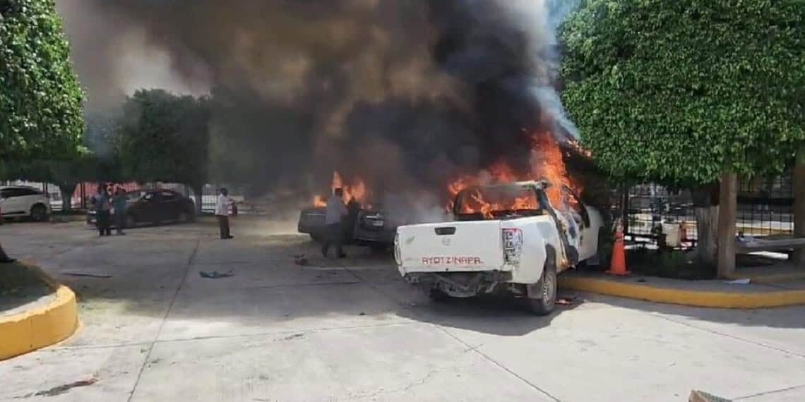 Normalistas de Ayotzinapa vandalizan Congreso de Guerrero y destruyen autos