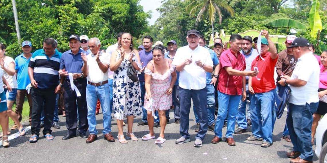 Gobierno de Comalcalco le cumple a Lázaro Cárdenas al inaugurar importante obra de rehabilitación de la pavimento