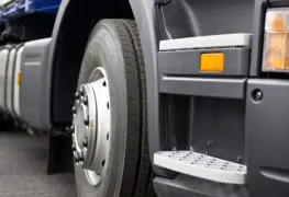 Pelea sobre ruedas: trailero se defiende y evita que lo asalten en la Puebla-Orizaba