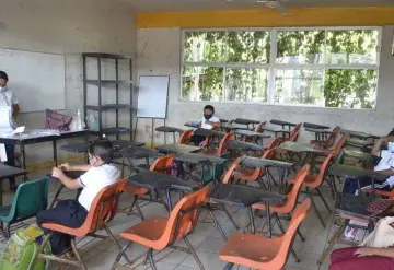 Entrega de libros de texto presenta retrasos y faltantes