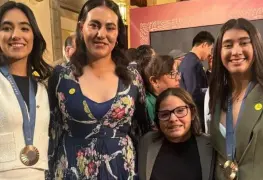 La nadadora tabasqueña Naomi Somellera Mandujano estuvo presente en la entrega de estímulos a la delegación mexicana