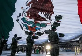 L&oacute;pez Obrador iza bandera a media asta por v&iacute;ctimas de sismos