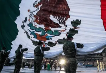 López Obrador iza bandera a media asta por víctimas de sismos