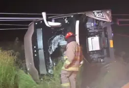 Mueren 4 personas tras volcadura de autobús en Aguascalientes; hay 6 heridos de gravedad