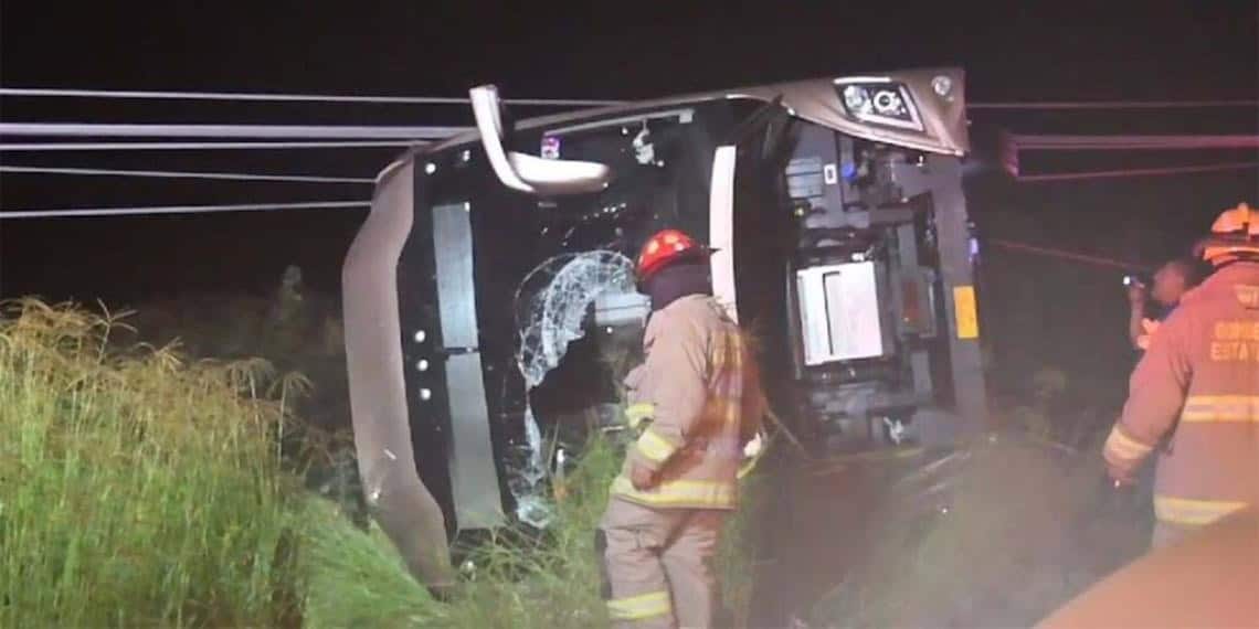 Mueren 4 personas tras volcadura de autobús en Aguascalientes; hay 6 heridos de gravedad