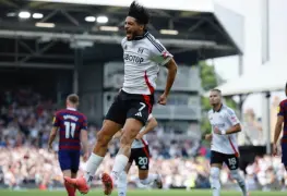 Raúl Jiménez se luce con golazo en Inglaterra