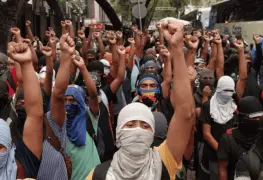 Padres de los 43 se manifiestan en Reforma; critican falta de seriedad en nuevo informe sobre Ayotzinapa