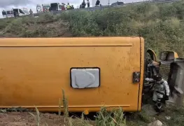 Fuerte accidente: camión con estudiantes de Jalisco vuelca en Guanajuato; hay un muerto y 33 heridos