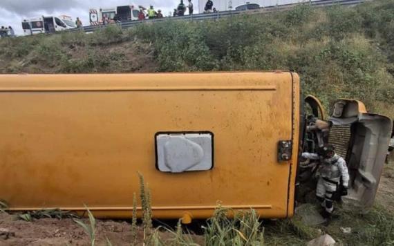 Fuerte accidente: camión con estudiantes de Jalisco vuelca en Guanajuato; hay un muerto y 33 heridos