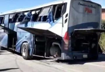 Tren embiste camión de pasajeros y deja 8 lesionados en Saltillo