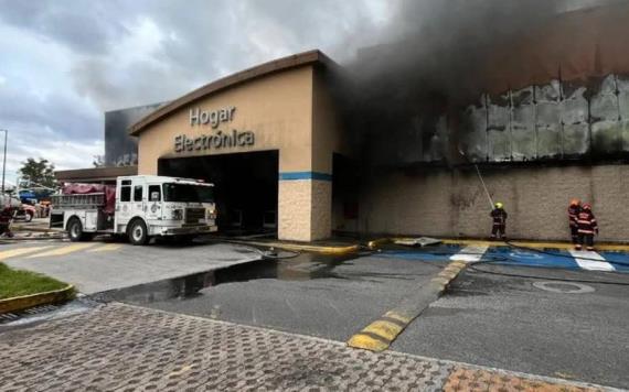 Se incendia Walmart en Zapopan