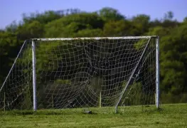 Estudiante muere tras caerle una portería en la cabeza