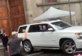 AMLO abandona Palacio Nacional; así se despidió de seguidores