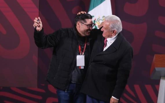 Ofrecen un millón de pesos por reloj de AMLO, revela periodista que ganó rifa en última mañanera