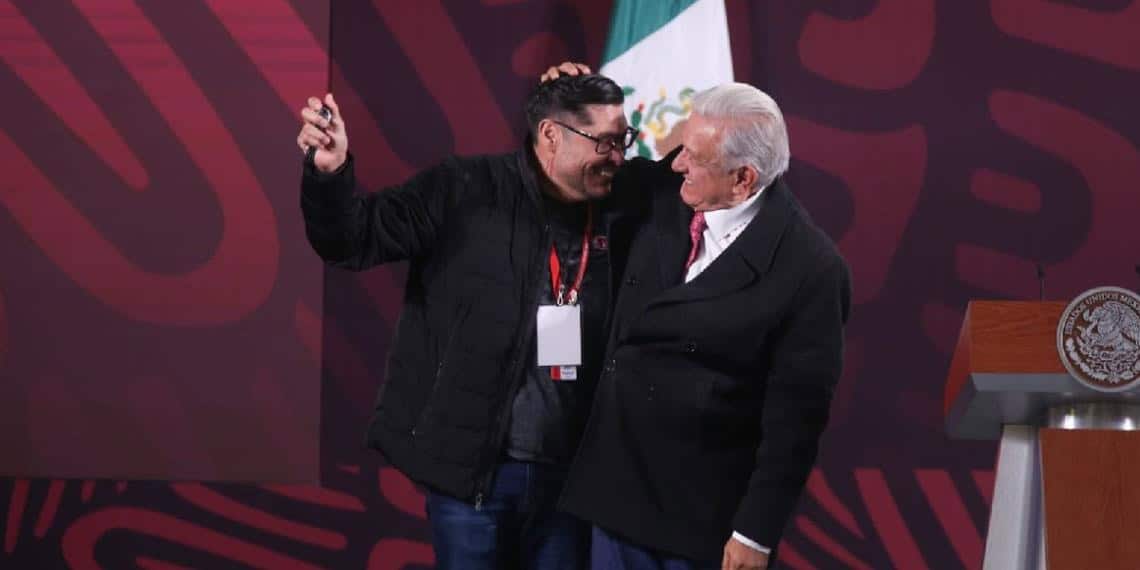 Ofrecen un millón de pesos por reloj de AMLO, revela periodista que ganó rifa en última mañanera