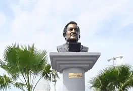 A pesar de que dijo que no, en Veracruz develan busto en honor a L&oacute;pez Obrador