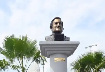 A pesar de que dijo que no, en Veracruz develan busto en honor a López Obrador
