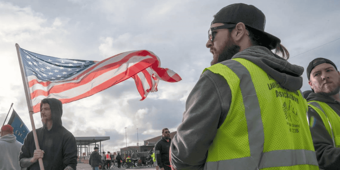 Trabajadores portuarios de EE.UU. concluyen huelga tras acuerdo preliminar