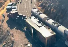 Reportan volcadura de autobús con jornaleros agrícolas en Baja California Sur.