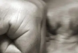 Policía agrede a hombre en plena calle