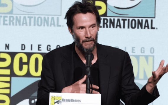 Keanu Reeves debuta como piloto en Indianápolis, pero sufre accidente