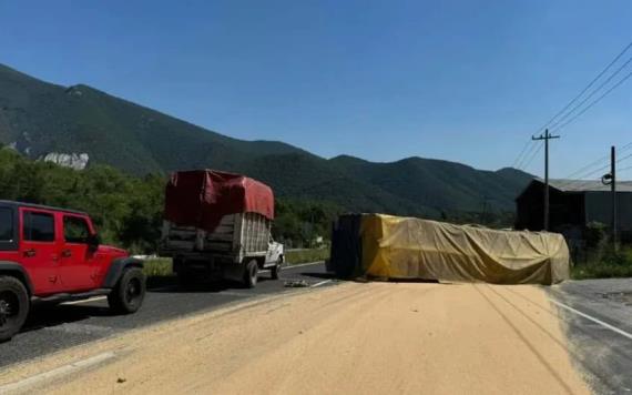 Tráiler vuelca y genera caos vial en la Carretera Nacional en NL; hay un herido