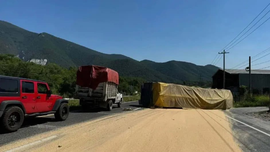 Tráiler vuelca y genera caos vial en la Carretera Nacional en NL; hay un herido