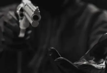 Hombre saca su arma, dispara a ladrones y salva a pareja de asalto en Edomex