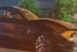 Conductor de 19 años a bordo de un Mustang a exceso de velocidad impacta local