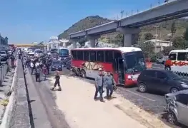 Tráiler causa accidente al quedarse sin frenos en la México-Puebla