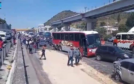 Tráiler causa accidente al quedarse sin frenos en la México-Puebla