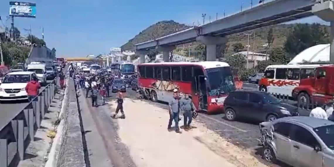 Tráiler causa accidente al quedarse sin frenos en la México-Puebla