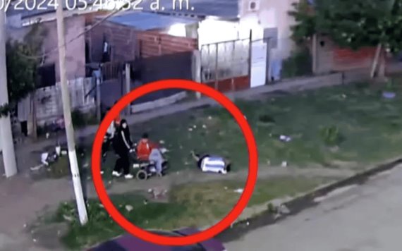 Hombre en silla de ruedas asesina a otro tras una fuerte discusión y escapa | VIDEO