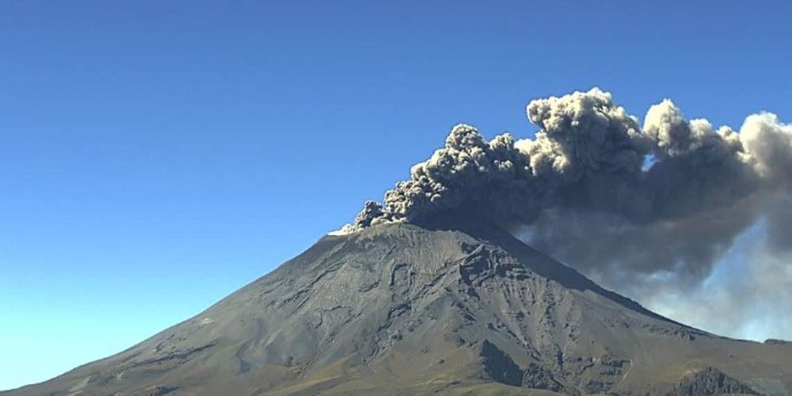 Por ceniza del Popocatépetl, aeropuerto de Puebla suspende operaciones