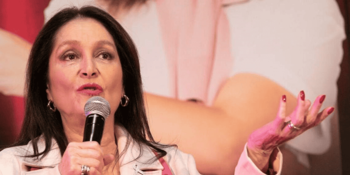 Daniela Romo aparece en silla de ruedas y preocupa a sus fans