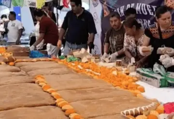 Hornean pan de muerto gigante horneado en Catemaco, Veracruz