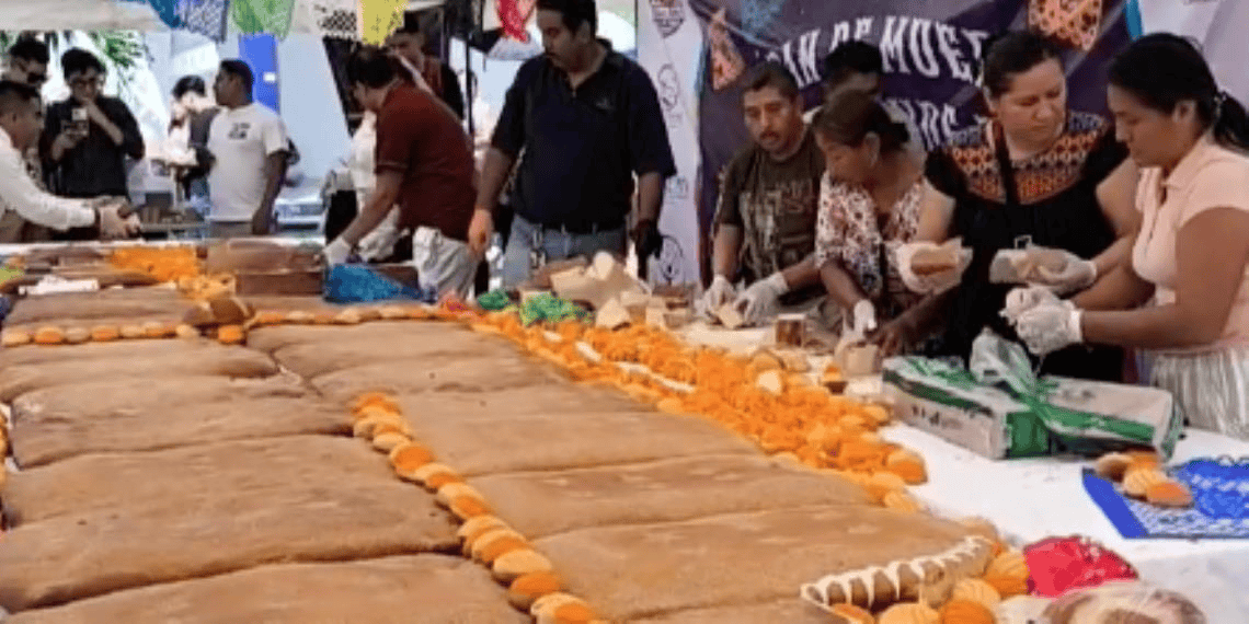 Hornean pan de muerto gigante horneado en Catemaco, Veracruz